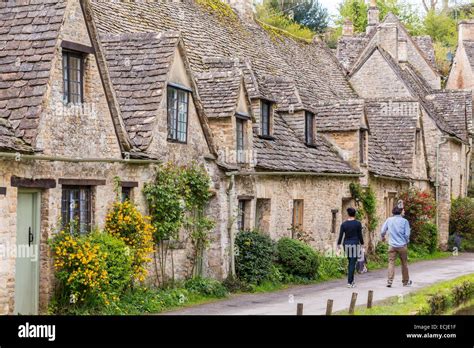 Cotswold (District, Gloucestershire, United Kingdom) .